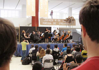 Calurosa acogida al concierto de la OCUMA en el vestíbulo de la Facultad de Derecho