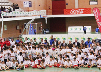 Trescientos niños participan en un maratón de balonmano solidario