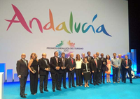 La Facultad de Turismo  recibe en Sevilla el 'Premio Andalucía del Turismo'