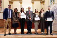 Los premiados de la UMA, con representantes de la institución