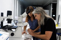 Los investigadores Carlos Smerdou y Raquel Carmona trabajando en el Laboratorio