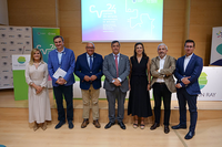 El rector junto a los alcaldes y el director y la subdirectora de la FGUMA posan en el salón de actos del edificio Rayo Verde