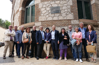 Ex alumnos y autoridades posan bajo la placa