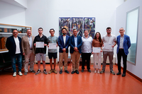 Los estudiantes premiados junto a los representantes institucionales