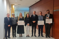 Los tres premiados de la UMA posan con las autoridades institucionales presentes en la ceremonia, que se ha celebrado en el MUPAN