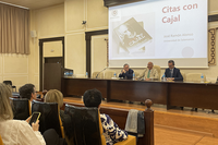 Un instante del acto de presentación del libro, presidido por el decano de la Facultad de Medicina, Pablo Lara