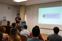 Aitor Villafranca impartiendo el seminario en la Escuela de Telecomunicación