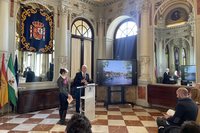 El alcalde y Juana Sánchez, durante la presentación de la muestra