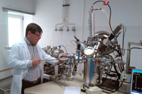 El profesor Enrique Rodríguez en su laboratorio en la Facultad de Ciencias