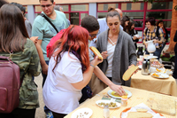 Desayuno ecológico en el patio de las facultades de Comunicación y Turismo