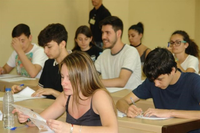 Alumnos examinándose