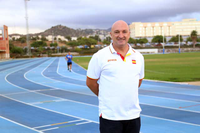 El profesor José Carlos Fernández en las pistas del Complejo Deportivo Universitario