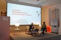 El conferenciante, con la moderadora