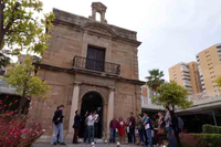 Los participantes, junto al monumento