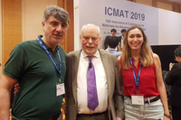 La estudiante premiada, junto con el profesor Casado Cordón y John Fraser Stodar, Premio Nobel de Química en 2016