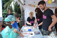 Niños hacen experimentos con los profesonales