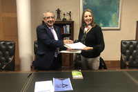 El rector de la UMA y la rectora de la UNAE durante la firma del convenio