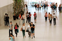 Estudiantes en la Facultad de Comercio