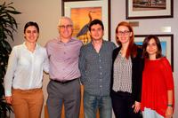 El equipo científico junto con el doctor Frank LaFerla, en la Universidad de California