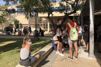 Estudiantes en la puerta de la Facultad de Medicina durante el primer descanso se la Selectividad 2020