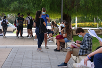 Estudiantes repasando antes de los exámenes