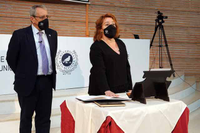 Inmaculada Postigo prometiendo su cargo junto al rector, en el Aula Magna de la Facultad de Ciencias de la Comunicación