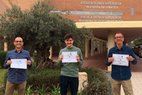 Guillermo López, junto a los profesores José Manuel Jerez y Francisco Veredas posan con los diplomas en el jardín de la E.T.S.I de Informática