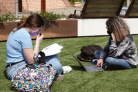 Alumnas en el campus