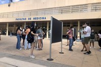 Alumnos de Medicina, en la puerta de la Facultad