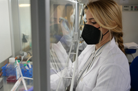 La investigadora Melissa García trabajando en un laboratorio de la UMA