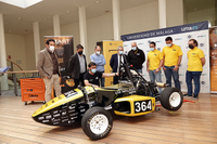 Alumnos y coordinadores del proyecto rodean el coche