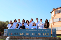 El equipo ‘StarchSTEM’ de la UMA posa en la entrada de la Facultad de Ciencias