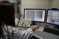 Una investigadora trabajando en un laboratorio de la UMA