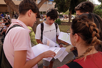 Alumnos, en la puerta de Medicina en convocatorias pasadas